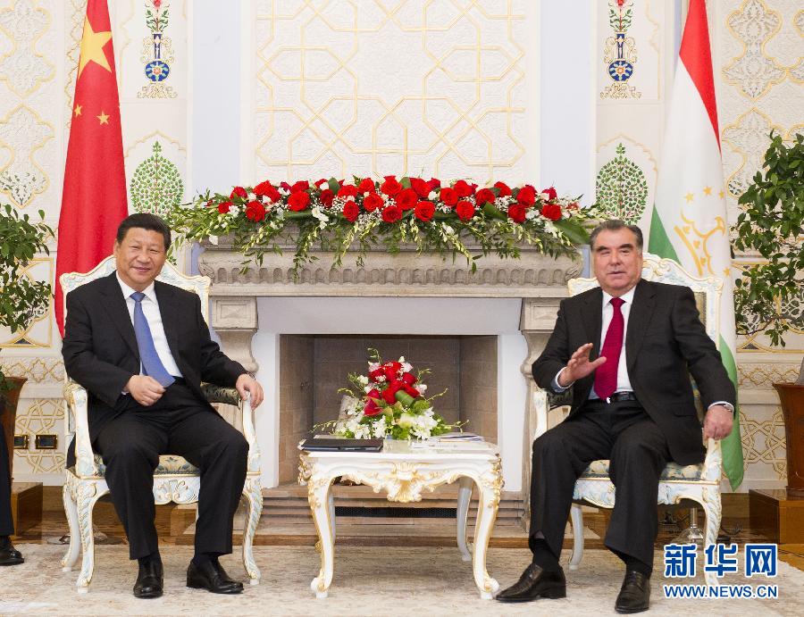 9月13日，國(guó)家主席習(xí)近平在杜尚別同塔吉克斯坦總統(tǒng)拉赫蒙舉行會(huì)談。 新華社記者黃敬文攝 