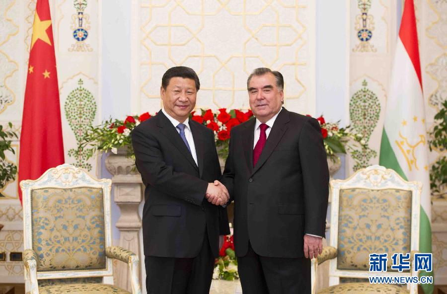 9月13日，國(guó)家主席習(xí)近平在杜尚別同塔吉克斯坦總統(tǒng)拉赫蒙舉行會(huì)談。 新華社記者黃敬文攝 