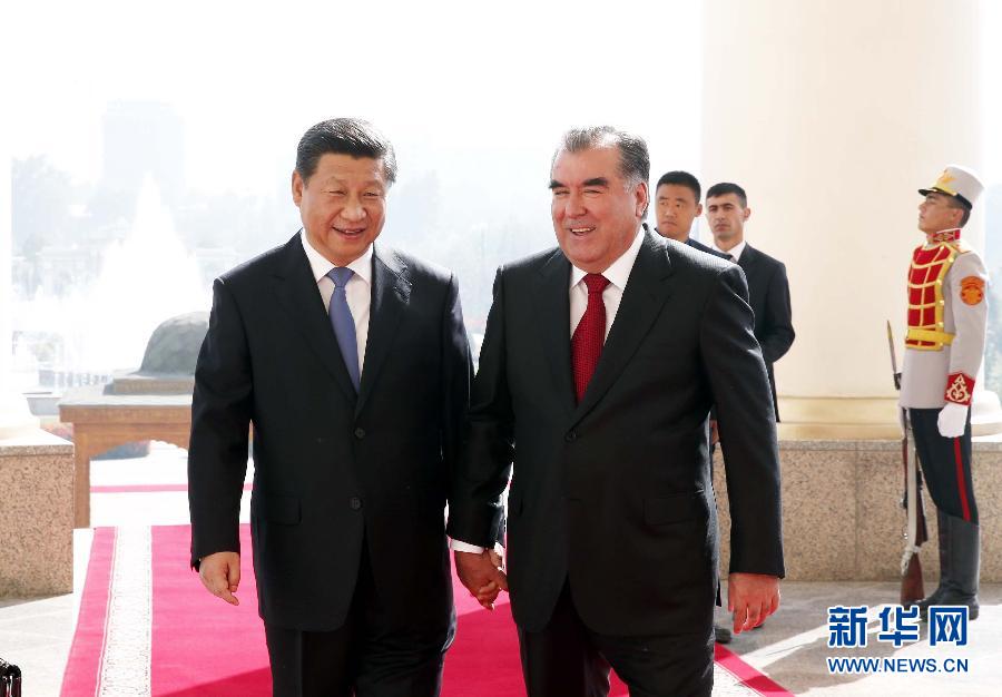 9月13日，國(guó)家主席習(xí)近平在杜尚別同塔吉克斯坦總統(tǒng)拉赫蒙舉行會(huì)談。 這是會(huì)談開始前，兩國(guó)元首步入會(huì)談大廳。 新華社記者鞠鵬攝 