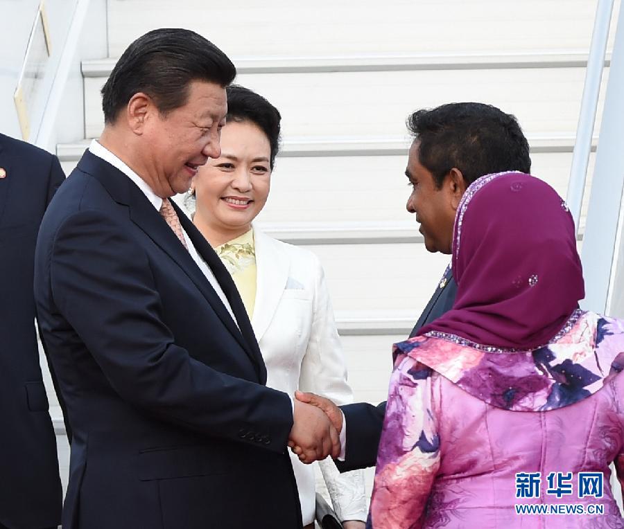 9月14日，國家主席習(xí)近平抵達馬累，開始對馬爾代夫進行國事訪問。習(xí)近平和夫人彭麗媛在機場受到馬爾代夫總統(tǒng)亞明夫婦的熱情迎接。 新華社記者 馬占成 攝