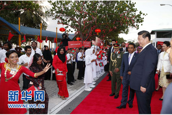  9月14日，國(guó)家主席習(xí)近平抵達(dá)馬累，開始對(duì)馬爾代夫進(jìn)行國(guó)事訪問。習(xí)近平和夫人彭麗媛在機(jī)場(chǎng)受到馬爾代夫總統(tǒng)亞明夫婦的熱情迎接。新華社記者 鞠鵬 攝 