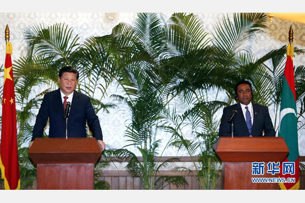 9月15日，國家主席習近平在馬累與馬爾代夫總統(tǒng)亞明共同會見記者。 新華社記者 鞠鵬 攝