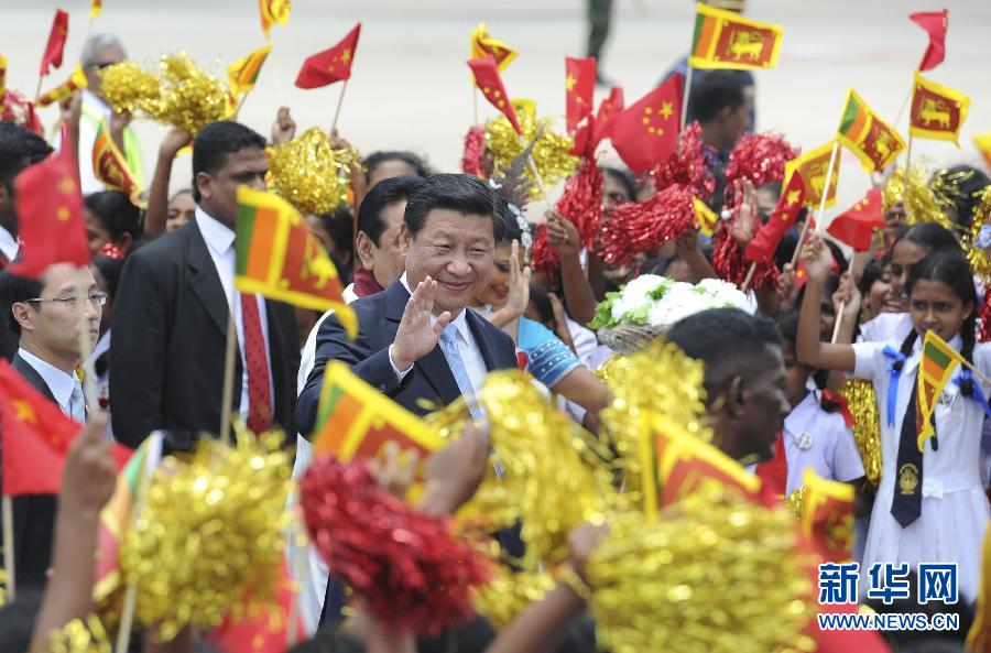  9月16日，國家主席習(xí)近平抵達(dá)科倫坡，開始對斯里蘭卡進(jìn)行國事訪問。在班達(dá)拉奈克國際機(jī)場，習(xí)近平和夫人彭麗媛受到拉賈帕克薩總統(tǒng)夫婦熱情迎接。新華社記者謝環(huán)馳攝 