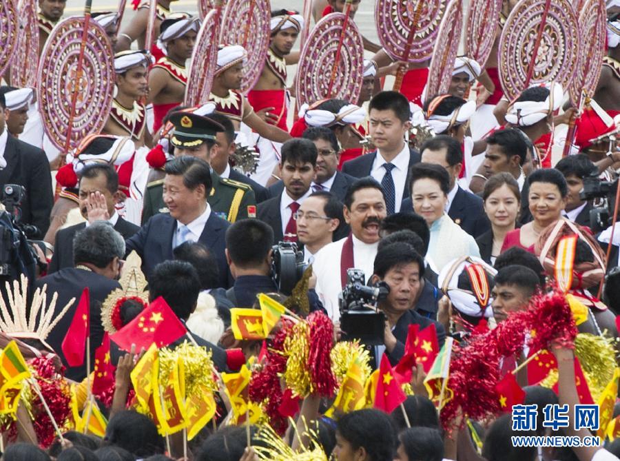 9月16日，國家主席習(xí)近平抵達(dá)科倫坡，開始對斯里蘭卡進(jìn)行國事訪問。在班達(dá)拉奈克國際機(jī)場，習(xí)近平和夫人彭麗媛受到拉賈帕克薩總統(tǒng)夫婦熱情迎接。新華社記者黃敬文攝 