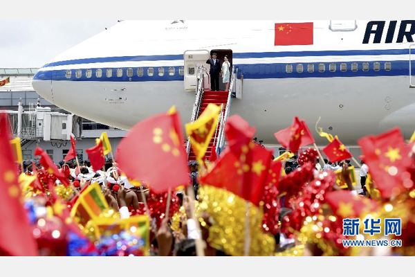9月16日，國家主席習(xí)近平抵達(dá)科倫坡，開始對斯里蘭卡進(jìn)行國事訪問。這是習(xí)近平和夫人彭麗媛向歡迎群眾揮手致意。 新華社記者馬占成攝 