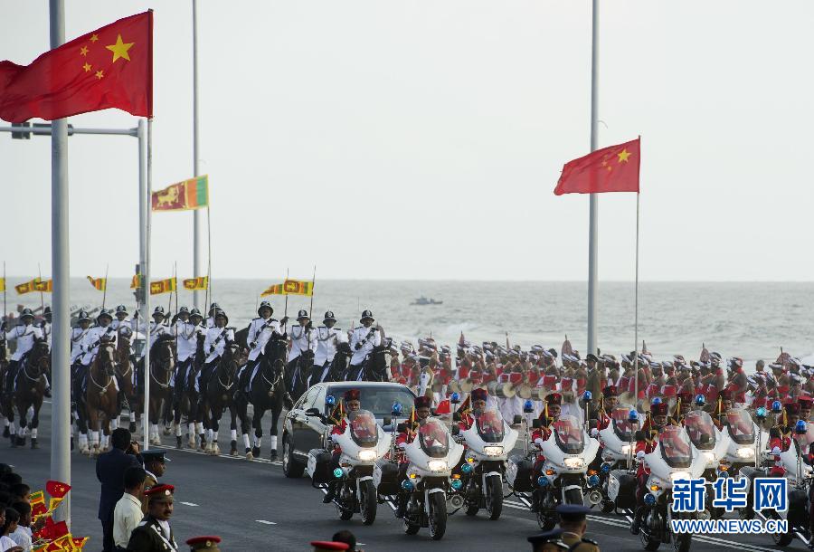 9月16日，斯里蘭卡總統(tǒng)拉賈帕克薩在科倫坡為國家主席習(xí)近平舉行盛大歡迎儀式。這是習(xí)近平和夫人彭麗媛乘坐的專車在摩托車隊和騎兵隊護(hù)衛(wèi)下駛?cè)霘g迎儀式現(xiàn)場。新華社記者謝環(huán)馳攝