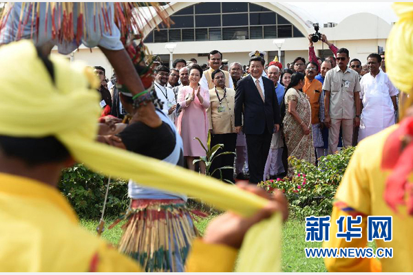 9月17日，國(guó)家主席習(xí)近平抵達(dá)古吉拉特邦艾哈邁達(dá)巴德市，開(kāi)始對(duì)印度進(jìn)行國(guó)事訪問(wèn)。這是印度青年跳起古吉拉特邦傳統(tǒng)舞蹈，歡迎習(xí)近平和夫人彭麗媛。新華社記者 馬占成 攝