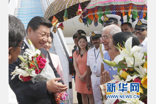 9月17日，國(guó)家主席習(xí)近平抵達(dá)古吉拉特邦艾哈邁達(dá)巴德市，開(kāi)始對(duì)印度進(jìn)行國(guó)事訪問(wèn)。 新華社記者 鞠鵬 攝