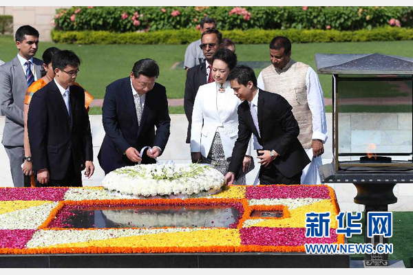 9月18日，國家主席習(xí)近平和夫人彭麗媛在新德里向甘地墓敬獻(xiàn)花圈。 新華社記者 龐興雷 攝