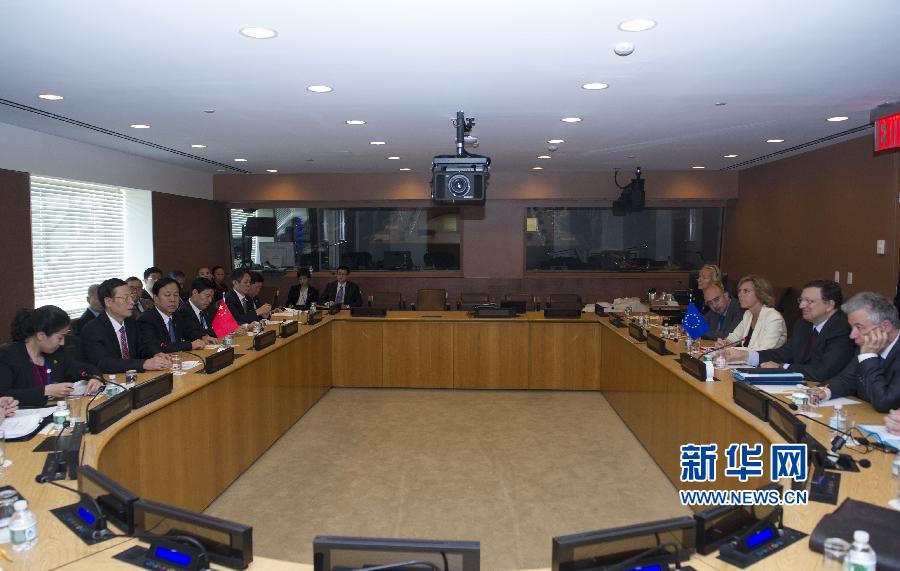  9月23日，正在紐約出席聯(lián)合國氣候峰會的國家主席習近平特使、國務(wù)院副總理張高麗在紐約聯(lián)合國總部會見歐盟委員會主席巴羅佐。新華社記者 王曄 攝 