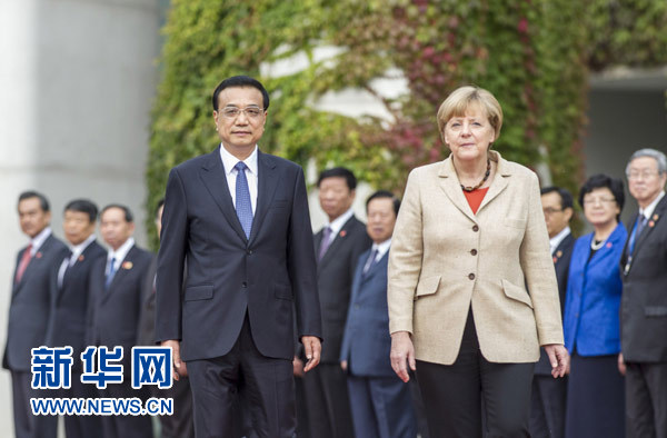10月10日，德國總理默克爾在柏林總理府前廣場舉行隆重儀式，歡迎國務(wù)院總理李克強對德國進(jìn)行正式訪問。 新華社記者 謝環(huán)馳 攝 