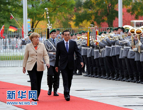 10月10日，德國總理默克爾在柏林總理府前廣場舉行隆重儀式，歡迎中國國務(wù)院總理李克強對德國進(jìn)行正式訪問。 新華社記者 饒愛民 攝 