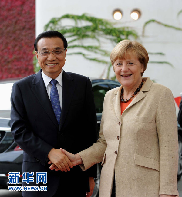 10月10日，德國總理默克爾在柏林總理府前廣場舉行隆重儀式，歡迎中國國務(wù)院總理李克強對德國進(jìn)行正式訪問。 新華社記者 饒愛民 攝 