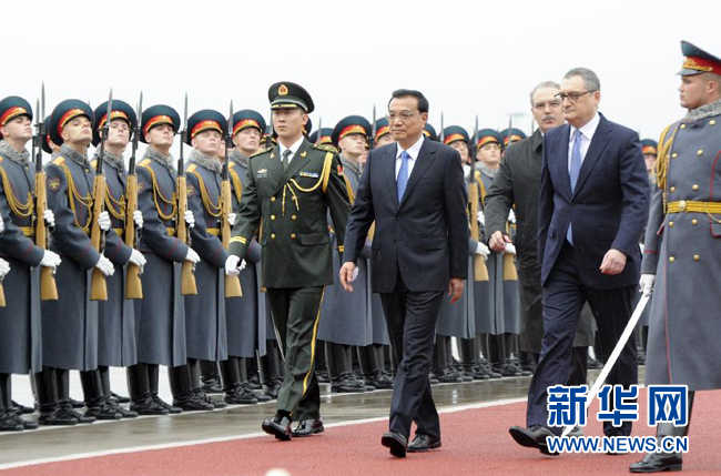 10月12日，中國(guó)國(guó)務(wù)院總理李克強(qiáng)乘專機(jī)抵達(dá)莫斯科，開始對(duì)俄羅斯進(jìn)行正式訪問并舉行中俄總理第十九次定期會(huì)晤。俄方在機(jī)場(chǎng)舉行隆重儀式，歡迎李克強(qiáng)總理。新華社記者 張鐸 攝