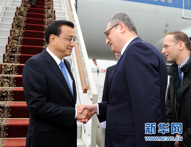 10月12日，中國國務(wù)院總理李克強(qiáng)乘專機(jī)抵達(dá)莫斯科，開始對俄羅斯進(jìn)行正式訪問并舉行中俄總理第十九次定期會晤。俄羅斯聯(lián)邦政府高級官員到機(jī)場迎接李克強(qiáng)總理。新華社記者 饒愛民 攝