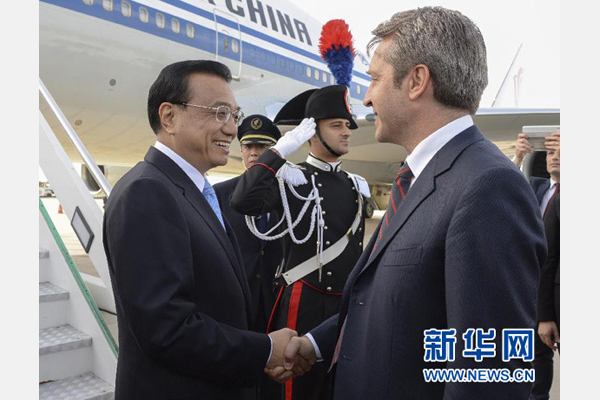 10月14日，國(guó)務(wù)院總理李克強(qiáng)乘專機(jī)抵達(dá)羅馬，開始對(duì)意大利進(jìn)行正式訪問，意大利政府高級(jí)官員到機(jī)場(chǎng)迎接。 新華社記者李學(xué)仁攝