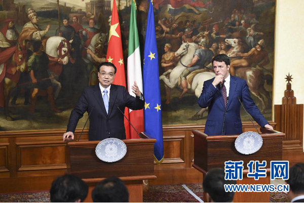 10月14日，國(guó)務(wù)院總理李克強(qiáng)在羅馬與意大利總理倫齊舉行會(huì)談后共同會(huì)見(jiàn)記者。 新華社記者 李學(xué)仁 攝