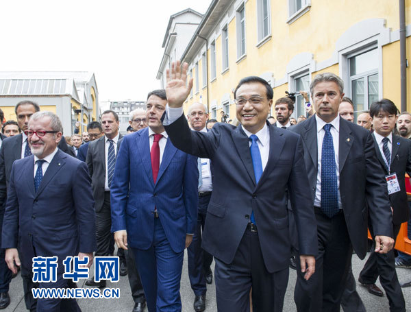 10月16日，中國(guó)國(guó)務(wù)院總理李克強(qiáng)在米蘭與意大利總理倫齊共同出席第五屆中意創(chuàng)新合作周大會(huì)并致辭。這是李克強(qiáng)抵達(dá)位于米蘭理工大學(xué)的會(huì)場(chǎng)。新華社記者王曄攝