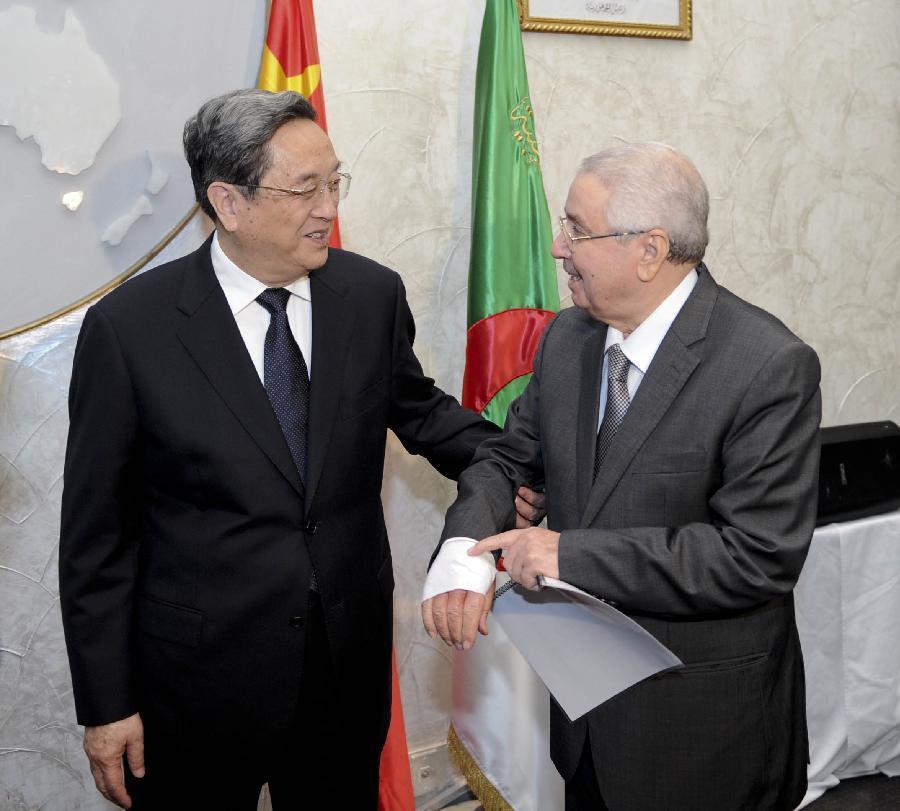 11月1日，正在阿爾及利亞進(jìn)行正式友好訪問的全國(guó)政協(xié)主席俞正聲在阿爾及爾與阿民族院議長(zhǎng)本·薩拉赫舉行會(huì)談。這是俞正聲親切詢問本·薩拉赫的手傷情況。新華社記者 張鐸 攝 
