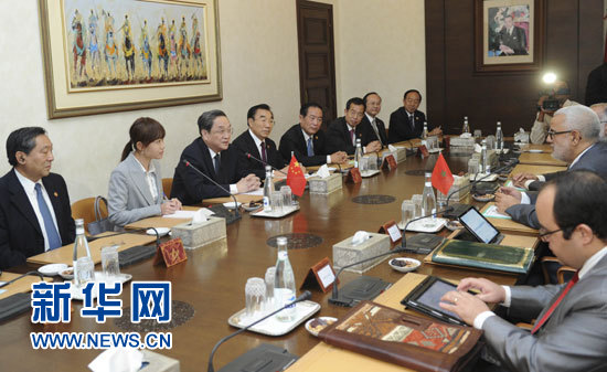 11月3日，全國政協(xié)主席俞正聲在拉巴特會見摩洛哥政府首腦本·基蘭。 新華社記者 張鐸 攝