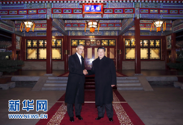 11月11日晚，國家主席習(xí)近平在中南海同美國總統(tǒng)奧巴馬舉行會(huì)晤。這是兩國元首在瀛臺(tái)涵元殿前握手。 新華社記者鞠鵬攝