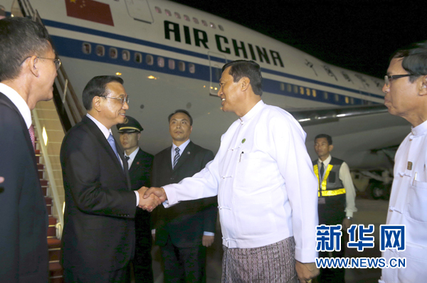 這是李克強(qiáng)在機(jī)場(chǎng)受到緬甸政府高級(jí)官員熱情迎接。新華社記者鞠鵬攝