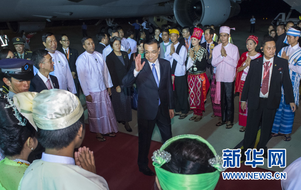 11月12日，中國(guó)國(guó)務(wù)院總理李克強(qiáng)抵達(dá)內(nèi)比都，出席東亞合作領(lǐng)導(dǎo)人系列會(huì)議并對(duì)緬甸進(jìn)行正式訪(fǎng)問(wèn)。 新華社記者王曄攝