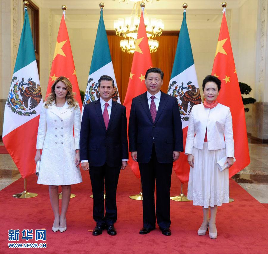 11月13日，國(guó)家主席習(xí)近平在北京人民大會(huì)堂北大廳舉行儀式，歡迎墨西哥總統(tǒng)培尼亞對(duì)中國(guó)進(jìn)行國(guó)事訪問。這是習(xí)近平和夫人彭麗媛同培尼亞夫婦合影。 新華社記者 張鐸 攝