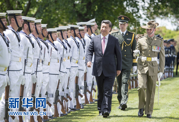 11月17日，中國(guó)國(guó)家主席習(xí)近平在堪培拉會(huì)見(jiàn)澳大利亞總督科斯格羅夫。會(huì)見(jiàn)前，科斯格羅夫在總督府草坪為習(xí)近平舉行隆重歡迎儀式。新華社記者謝環(huán)馳 攝 
