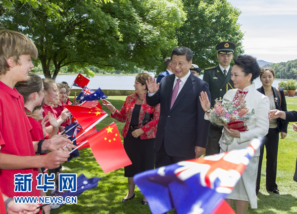 11月17日，中國(guó)國(guó)家主席習(xí)近平在堪培拉會(huì)見(jiàn)澳大利亞總督科斯格羅夫。會(huì)見(jiàn)前，科斯格羅夫在總督府草坪為習(xí)近平舉行隆重歡迎儀式。習(xí)近平和夫人彭麗媛抵達(dá)時(shí)，受到科斯格羅夫總督夫婦熱情迎接。新華社記者謝環(huán)馳 攝 