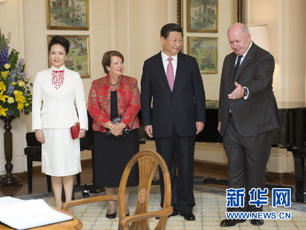 11月17日，中國(guó)國(guó)家主席習(xí)近平在堪培拉會(huì)見(jiàn)澳大利亞總督科斯格羅夫。會(huì)見(jiàn)前，科斯格羅夫在總督府草坪為習(xí)近平舉行隆重歡迎儀式。習(xí)近平和夫人彭麗媛抵達(dá)時(shí)，受到科斯格羅夫總督夫婦熱情迎接。新華社記者黃敬文 攝 