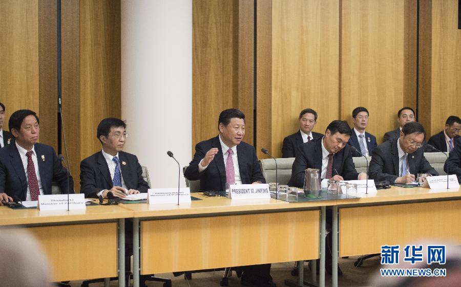11月17日，國家主席習(xí)近平在堪培拉和澳大利亞總理阿博特共同出席第四屆中澳工商界首席執(zhí)行官圓桌會(huì)。這次會(huì)議是由澳大利亞企業(yè)領(lǐng)袖理事會(huì)和中國國家開發(fā)銀行共同組織承辦的。新華社記者 謝環(huán)馳 攝 