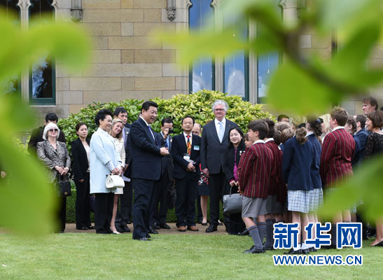 11月18日，國家主席習(xí)近平在澳大利亞塔斯馬尼亞州與朗塞斯頓市斯科奇－歐克伯恩小學(xué)的小學(xué)生共同植樹。新華社記者 馬占成 攝