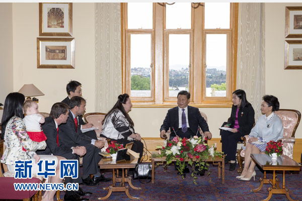 11月18日，國家主席習(xí)近平在澳大利亞塔斯馬尼亞州參觀訪問。這是習(xí)近平看望已故塔斯馬尼亞州前州長培根的家人。新華社記者 丁林 攝