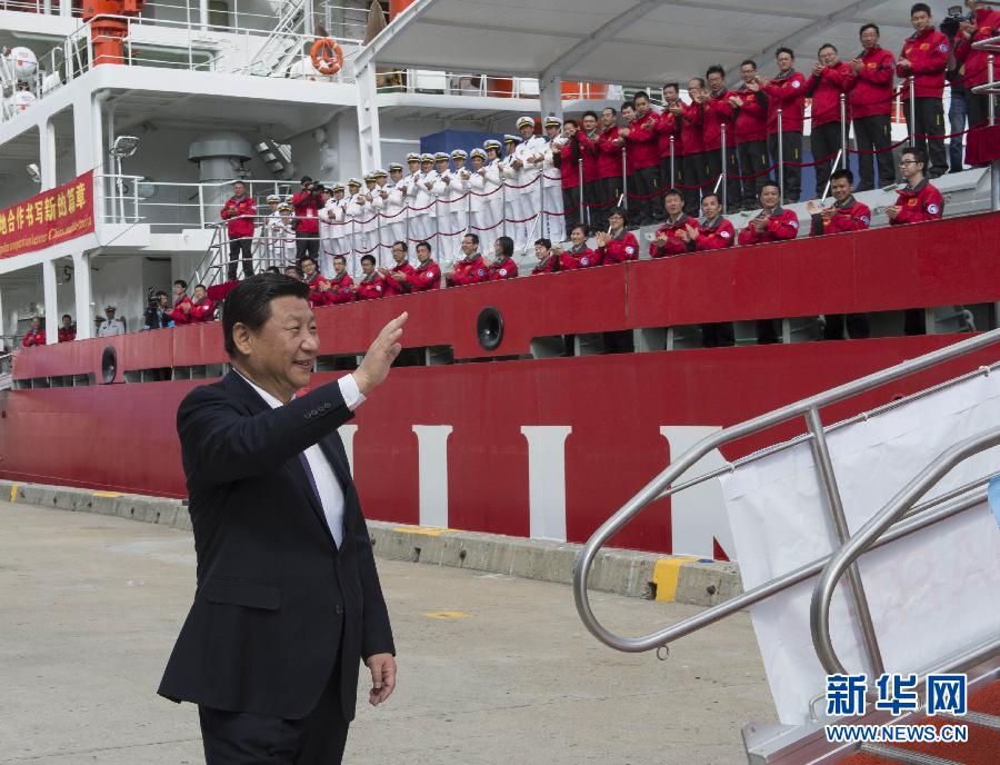 11月18日，正在澳大利亞塔斯馬尼亞州首府霍巴特訪問(wèn)的中國(guó)國(guó)家主席習(xí)近平在澳大利亞總理阿博特陪同下參觀南極科考項(xiàng)目并慰問(wèn)兩國(guó)科考人員。這是習(xí)近平在霍巴特港看望正在這里補(bǔ)給的“雪龍”號(hào)全體科考人員。新華社記者李學(xué)仁攝 