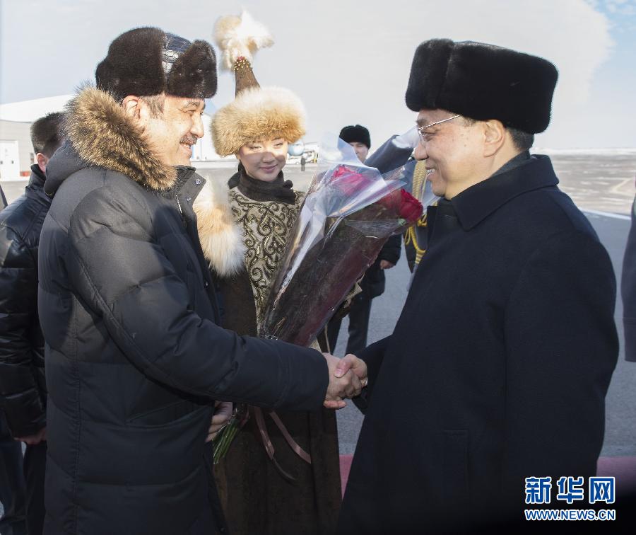 12月14日，應哈薩克斯坦共和國總理馬西莫夫邀請，國務院總理李克強乘專機抵達阿斯塔納國際機場，開始對哈薩克斯坦進行正式訪問，舉行中哈總理第二次定期會晤，并出席上海合作組織成員國政府首腦理事會第十三次會議。這是馬西莫夫到機場迎接李克強。新華社記者 黃敬文 攝