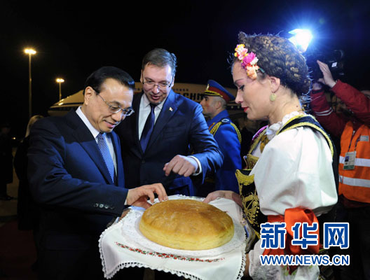 12月15日，國務院總理李克強抵達貝爾格萊德，出席中國－中東歐國家領導人會晤并正式訪問塞爾維亞，塞爾維亞總理武契奇到機場迎接。新華社記者 饒愛民 攝