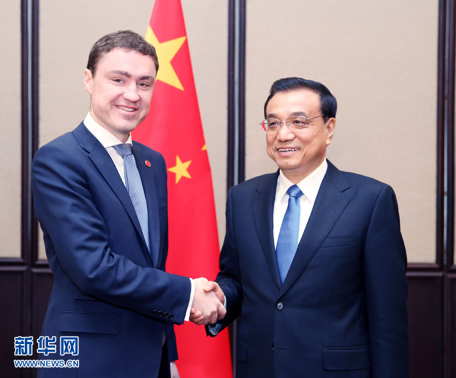 12月17日，中國國務院總理李克強在貝爾格萊德會見愛沙尼亞總理羅伊瓦斯。 新華社記者姚大偉攝 