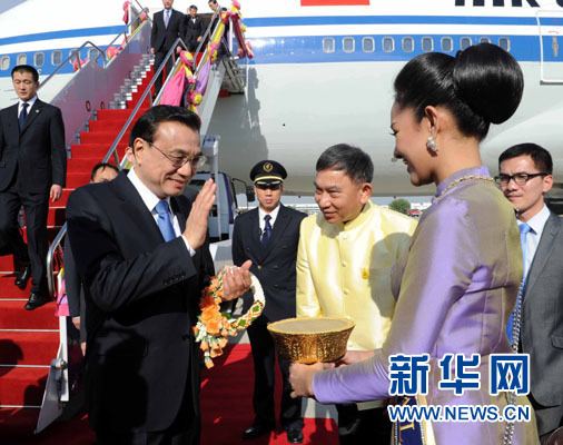 12月19日，中國國務(wù)院總理李克強(qiáng)抵達(dá)曼谷，出席大湄公河次區(qū)域經(jīng)濟(jì)合作領(lǐng)導(dǎo)人第五次會(huì)議。新華社記者饒愛民攝