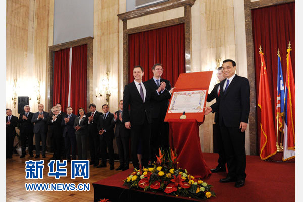 12月18日，中國(guó)國(guó)務(wù)院總理李克強(qiáng)在貝爾格萊德市政廳接受“貝爾格萊德榮譽(yù)市民”證書，塞爾維亞總理武契奇陪同出席。隨后，李克強(qiáng)同塞各界知名人士親切會(huì)見并互動(dòng)交流。新華社記者 饒愛民 攝