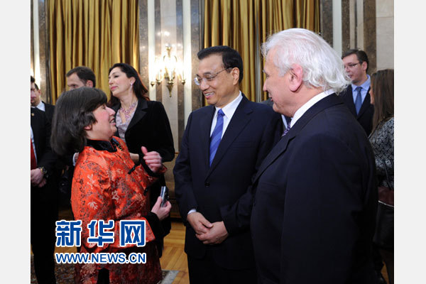 12月18日，中國(guó)國(guó)務(wù)院總理李克強(qiáng)在貝爾格萊德市政廳接受“貝爾格萊德榮譽(yù)市民”證書，塞爾維亞總理武契奇陪同出席。隨后，李克強(qiáng)同塞各界知名人士親切會(huì)見并互動(dòng)交流。這是李克強(qiáng)同漢學(xué)家波普—采尼奇夫婦親切交談。新華社記者 饒愛民 攝