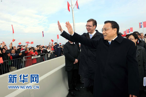 12月18日，中國國務(wù)院總理李克強在貝爾格萊德同塞爾維亞總理武契奇共同出席貝爾格萊德跨多瑙河大橋竣工儀式。這是李克強與武契奇在儀式現(xiàn)場向塞爾維亞群眾揮手致意。新華社記者 饒愛民 攝
