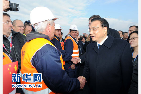 12月18日，中國國務(wù)院總理李克強在貝爾格萊德同塞爾維亞總理武契奇共同出席貝爾格萊德跨多瑙河大橋竣工儀式。這是李克強同大橋建設(shè)者親切交流。新華社記者 饒愛民 攝