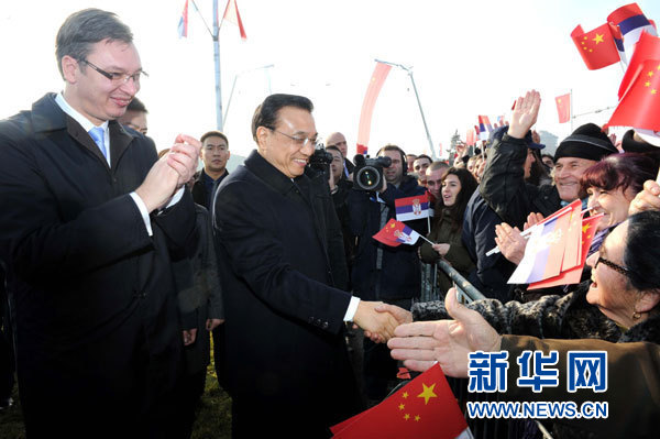 12月18日，中國國務(wù)院總理李克強在貝爾格萊德同塞爾維亞總理武契奇共同出席貝爾格萊德跨多瑙河大橋竣工儀式。這是李克強在儀式現(xiàn)場同塞爾維亞群眾親切握手。新華社記者 饒愛民 攝