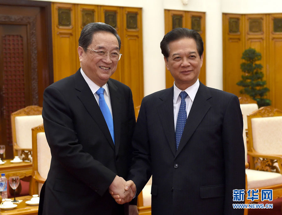 12月25日至27日，中共中央政治局常委、全國政協(xié)主席俞正聲對越南進行正式訪問。這是12月26日，俞正聲在河內(nèi)會見越南政府總理阮晉勇。 新華社記者馬占成攝