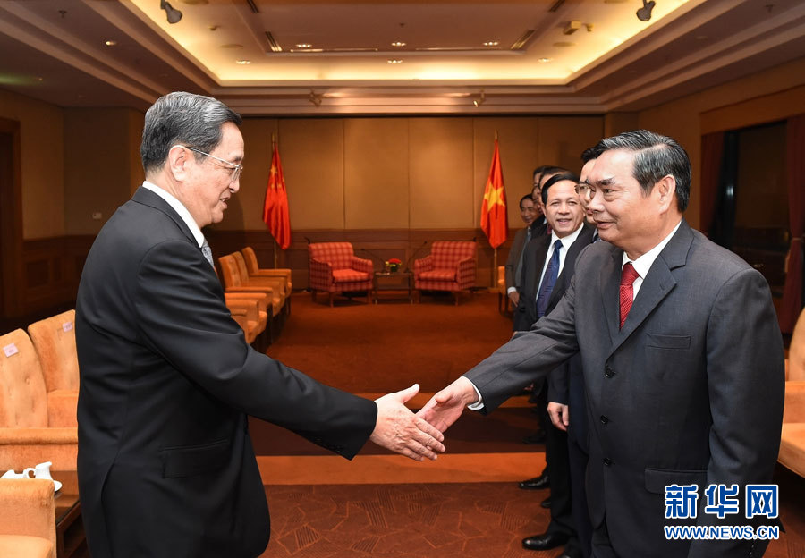 12月25日至27日，中共中央政治局常委、全國政協(xié)主席俞正聲對越南進行正式訪問。這是12月25日，俞正聲在河內(nèi)會見越共中央書記處常務書記黎鴻英。 新華社記者劉建生攝