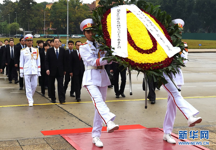 12月25日至27日，中共中央政治局常委、全國政協(xié)主席俞正聲對越南進行正式訪問。 這是12月27日，俞正聲在河內(nèi)瞻仰胡志明主席陵。新華社記者劉建生攝