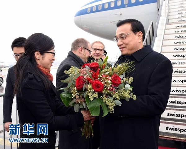 1月20日，中國國務(wù)院總理李克強抵達瑞士蘇黎世，出席達沃斯世界經(jīng)濟論壇年會并對瑞士進行工作訪問。 新華社記者 饒愛民 攝