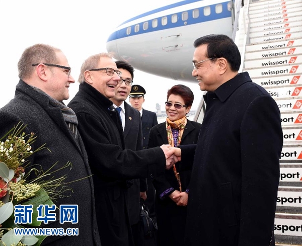 1月20日，中國國務(wù)院總理李克強抵達瑞士蘇黎世，出席達沃斯世界經(jīng)濟論壇年會并對瑞士進行工作訪問。 新華社記者 饒愛民 攝 
