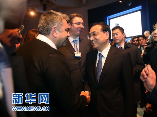 1月21日，中國國務(wù)院總理李克強在瑞士達(dá)沃斯舉行的世界經(jīng)濟論壇全會發(fā)表特別致辭并回答提問。這是李克強在致辭后同與會嘉賓親切交談。新華社記者 劉衛(wèi)兵 攝